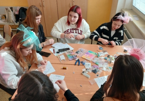 Dekorace do vlasů ve stylu 30. let 20. stol.