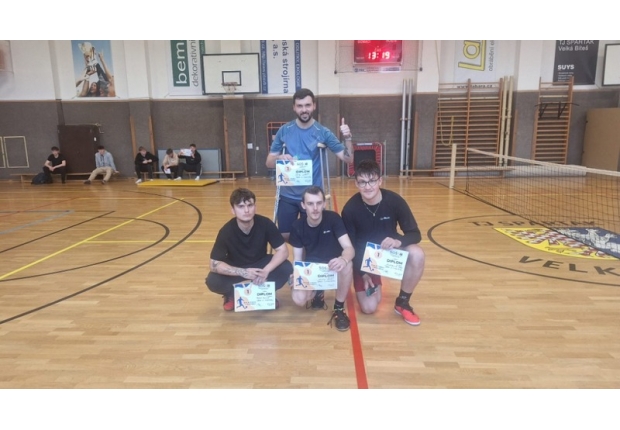 Maturanti kralovali nohejbalu, porazili i učitele