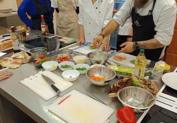 ASIJSKÁ KUCHYNĚ NA SOŠ JANA TIRAYE VELKÁ BÍTEŠ