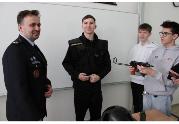 ZÁSTUPCI VĚZEŇSKÉ SLUŽBY NA SOŠ JANA TIRAYE