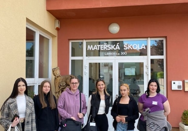 Žákyně SOŠ Jana Tiraye navštívily MŠ Lánice ve Velké Bíteši